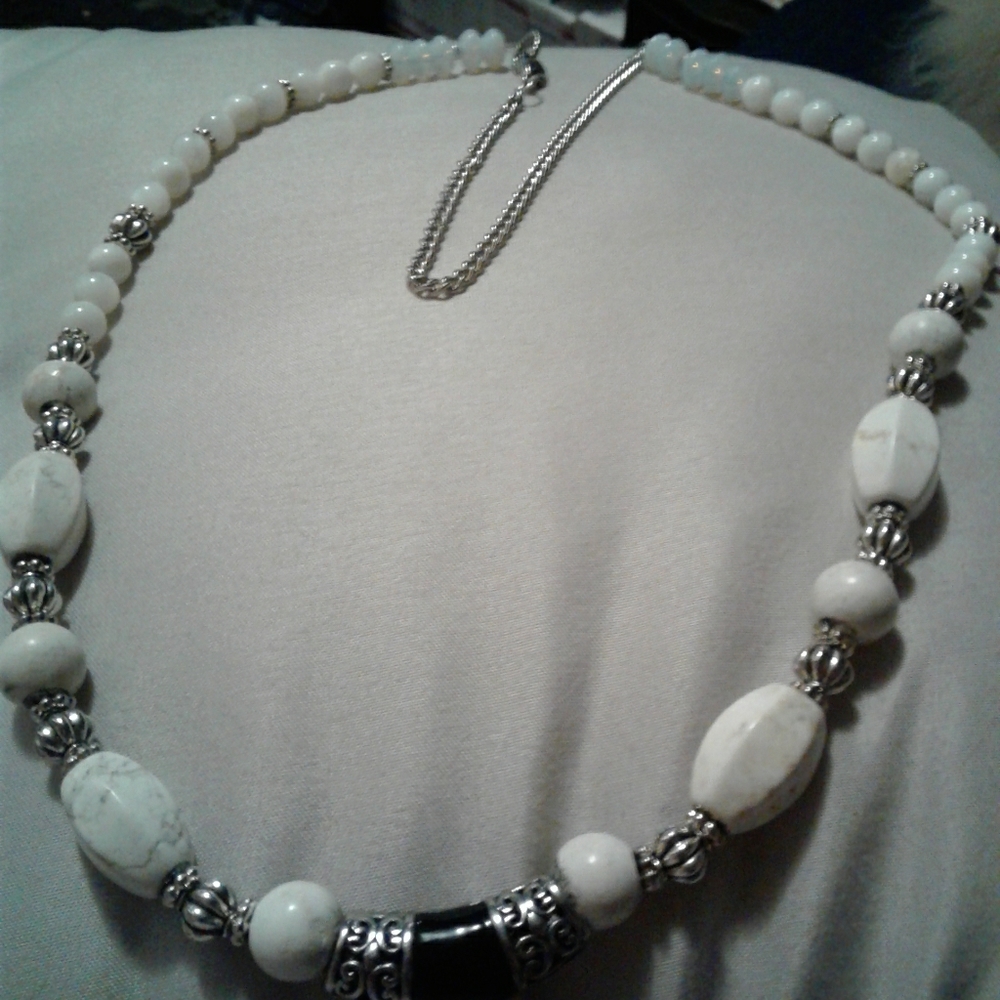 Vintage white and silver beaded necklace